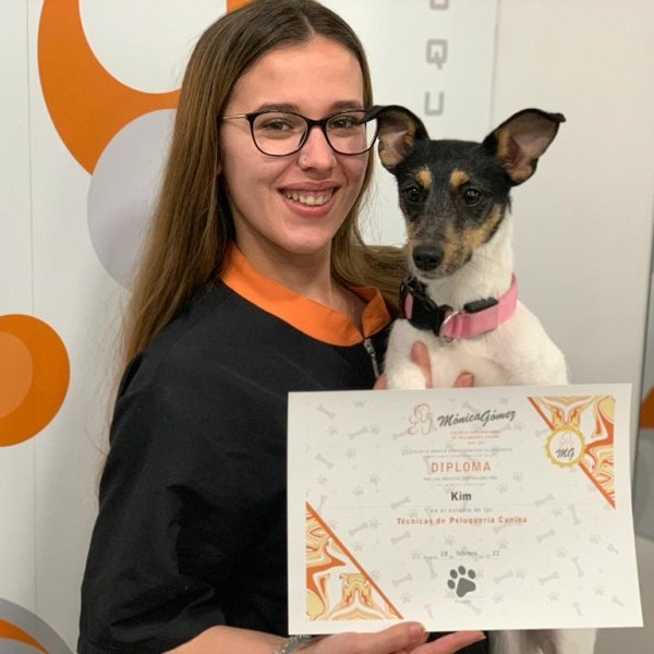 Ana y Kim finalizan su curso en la Escuela Mónica Gómez