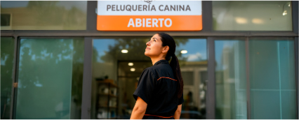 Persona entrando a una peluquería canina